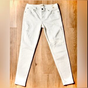 Brand New Maurice’s White Destructed Skinny Jeans size 31 ( sz 10)